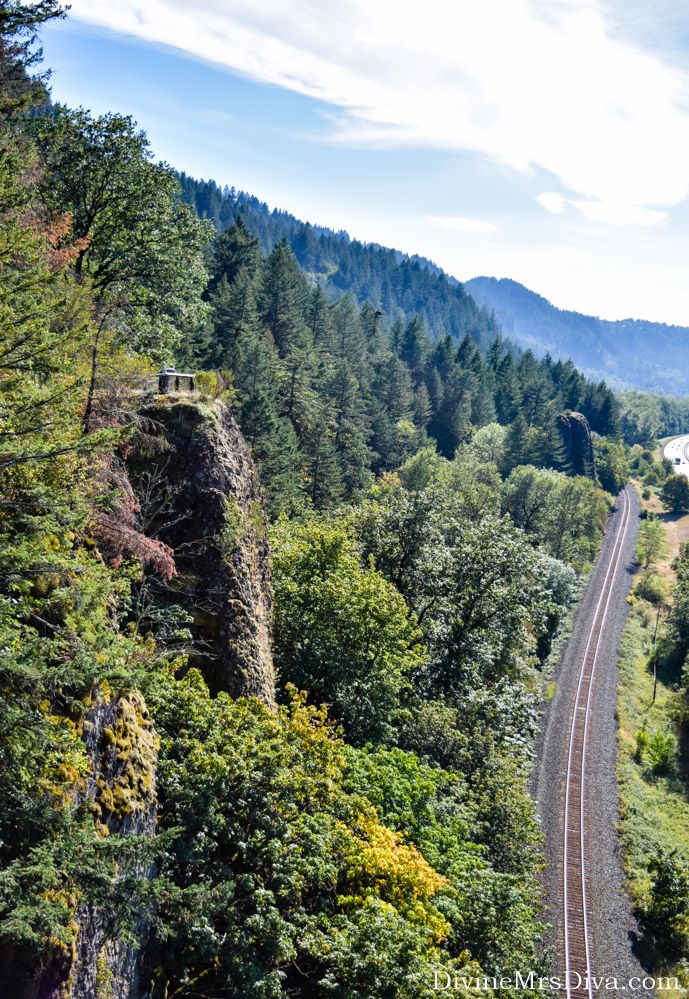 Mini Road Trip: Columbia River Scenic Highway & Hood River, Oregon (Bridal Veil Falls) - DivineMrsDiva.com #bridalveilfalls #pnw #pacificnorthwest #hoodriver #oregon #columbiariver #columbiariverscenichighway #roadtrip #travel #hoodriveror #portland #portlandor