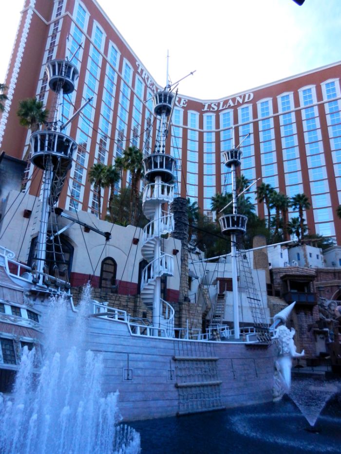 Vegas Vacation Recap: Day 3 (Treasure Island) - DivineMrsDiva.com