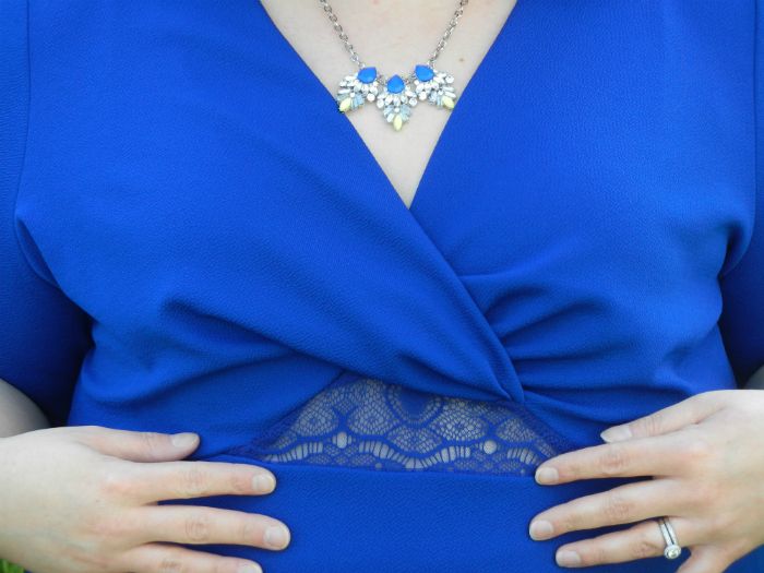 Hailey is wearing the Kiyonna Peek-A-Boo Perfection Dress, Lane Bryant sequin flats, and Perry Street Bethany Necklace via Rocksbox. - DivineMrsDiva.com