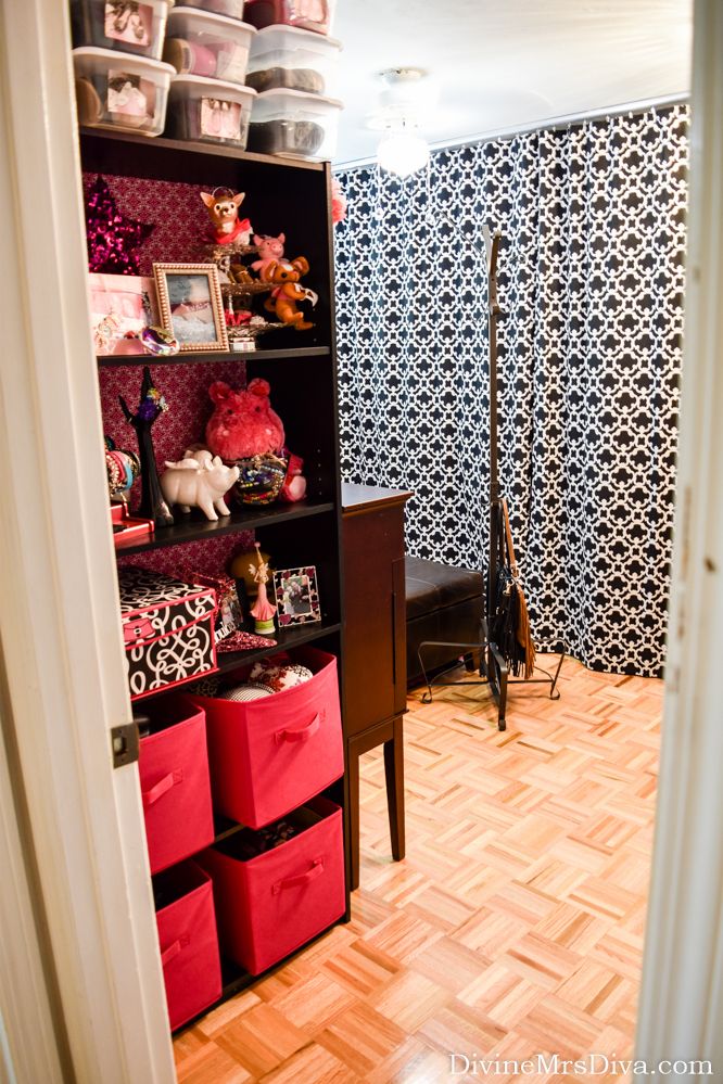 Take a tour of Hailey's newly reorganized dressing room, her sparkly happy place! - DivineMrsDiva.com #homedecor #DIY #glitter #glitterpaint #homestyle #glitterdresser #dressingroom #closet #hometour #dressingroomtour
