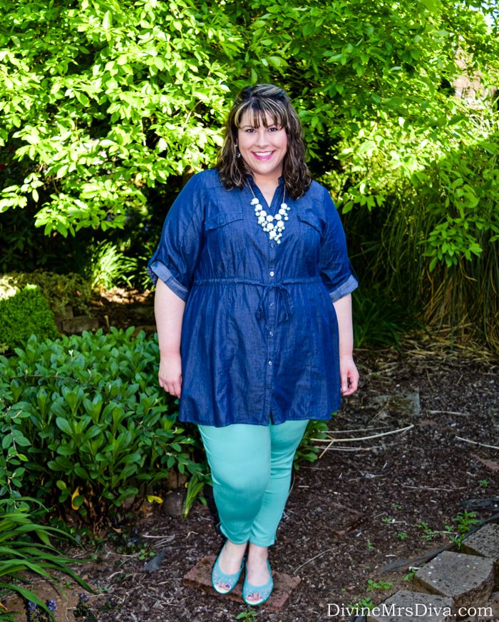 What I Wore: Chambray Tunic and Mint Jeggings, an easy and no fuss look - DivineMrsDiva.com #psblogger #plussizeblogger #styleblogger #plussizefashion #plussize #psootd #SpringStyle #SummerStyle #denim #plussizecasual #LaneStyle