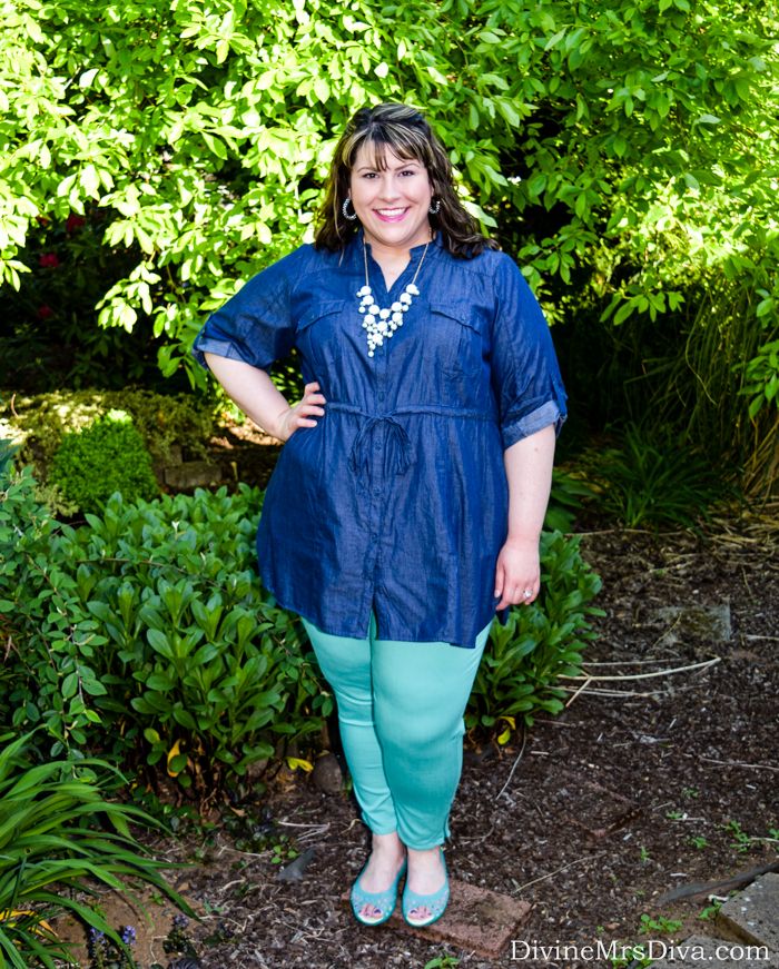 What I Wore: Chambray Tunic and Mint Jeggings, an easy and no fuss look - DivineMrsDiva.com #psblogger #plussizeblogger #styleblogger #plussizefashion #plussize #psootd #SpringStyle #SummerStyle #denim #plussizecasual #LaneStyle
