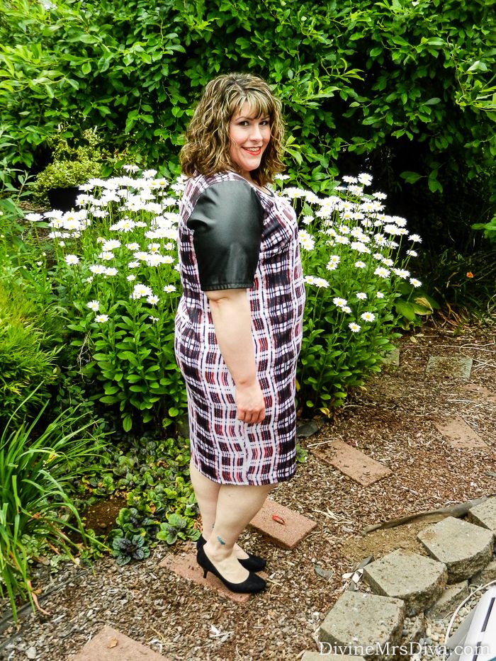 Hailey is wearing the Eloquii Kaleidoscope Bodycon Dress via Gwynnie Bee. - DivineMrsDiva.com #GwynnieBee #Eloquii #plussize #bodycon #psootd #styleblogger #fashionblogger 