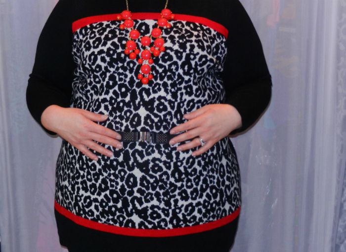 Hailey is wearing the London Times Animal Print Shift Dress in Black and Ivory via Gwynnie Bee. - DivineMrsDiva.com #GwynnieBee #ShareMeGB