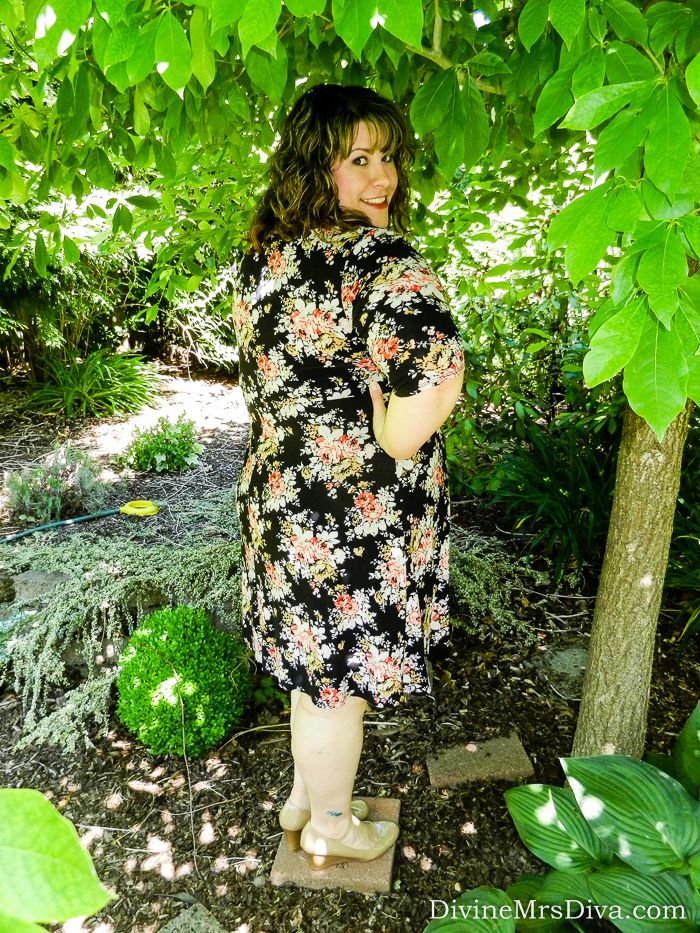 Hailey is wearing the Lucie Lu 3/4 Knot Front Dress in Bouquet from Gwynnie Bee. - DivineMrsDiva.com #GwynnieBee #LucieLu #ShareMeGB #styleblogger #plusblogger #psootd #ootd #outfit #plussize #plusfashion
