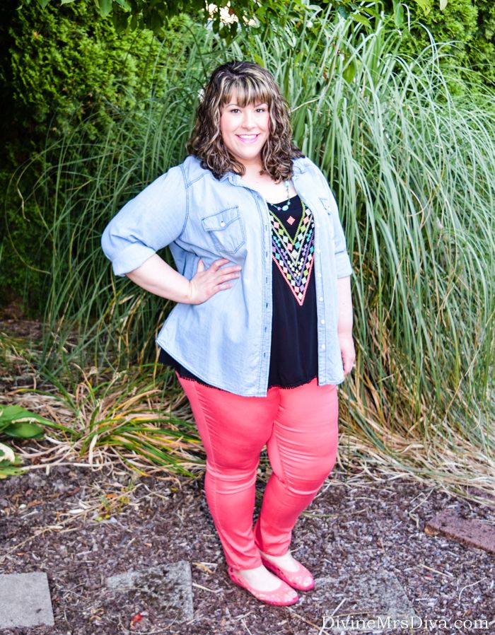 In today's post, Hailey reviews these coral jeggings from Maurices, with a look at taking them from summer to fall. - DivineMrsDiva.com #Maurices #Torrid #TorridInsider #Crocs #AvaandViv #Target #psblogger #plussizeblogger #styleblogger #plussizefashion #plussize #psootd #ootd #Spring #summer #fall #style #plussizeclothing #plussizecasual #jeggings