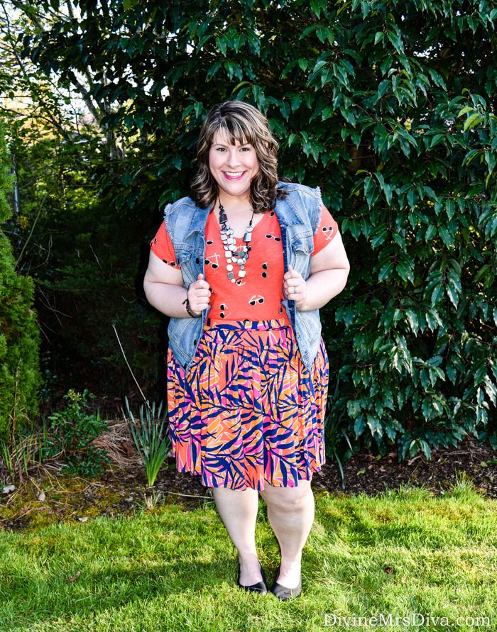 Mixing bright patterns can be intimidating, but you never know until you try!  Hailey breaks out of her comfort zone in this graphic tee and flippy skirt from Lane Bryant.- DivineMrsDiva.com #LaneBryant #LaneStyle #Crocs #denimvest #psblogger #plussizeblogger #styleblogger #plussizefashion #plussize #psootd #SpringStyle #plussizecasual