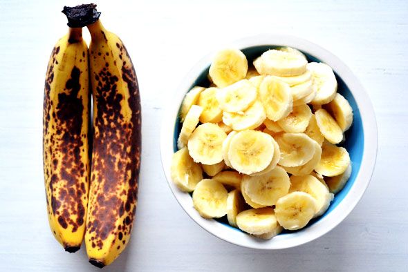 Snijd de bananen in schijfjes. Banaanschijfjes