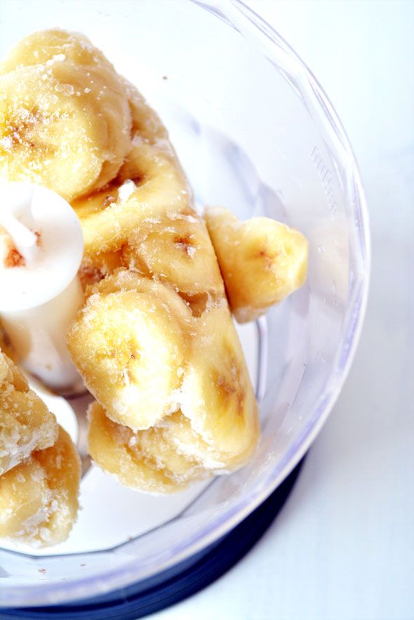 Doe de bevroren banaanschijfjes in de hakmolen. bevroren banaan in hakmolen