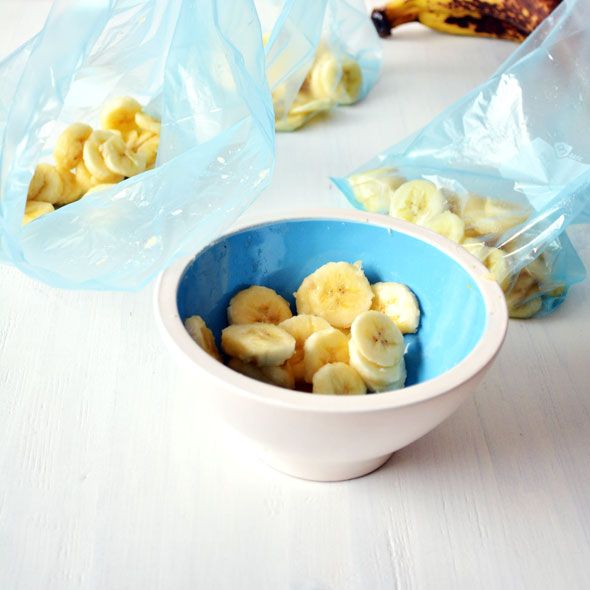 Doe de gesneden banaan in diepvrieszakjes. gesneden banaan in diepvrieszakjes