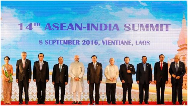 Thủ tướng Ấn Độ Narendra Modi (người thứ 5 từ trái sang) tại thượng đỉnh ASEAN lần thứ 14, Vientain, Lào, ngày 08/09/2016 (REUTERS/Soe Zeya Tun)