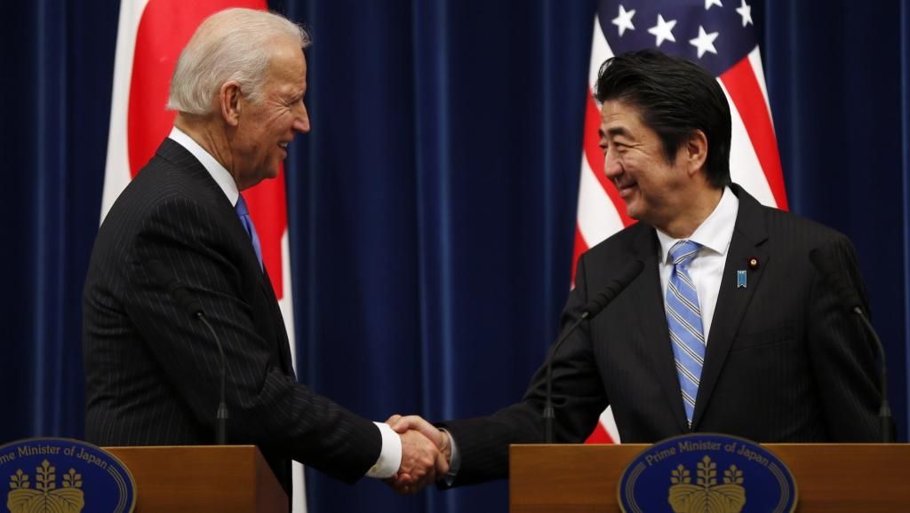 Joe Biden (PTT Mỹ - Trái) và Abe (TT Nhật-Phải)