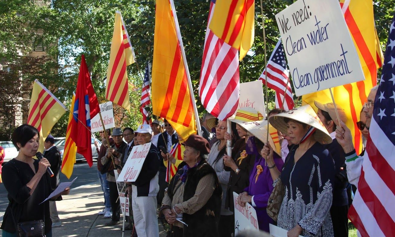Hình ảnh cộng đồng biểu tình trước tòa đại sứ CSVN tại Washington DC