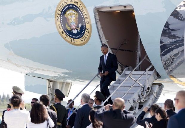 TT Barack Obama đền phi trường Hàng Châu phải xuống máy bay bằng cử sau