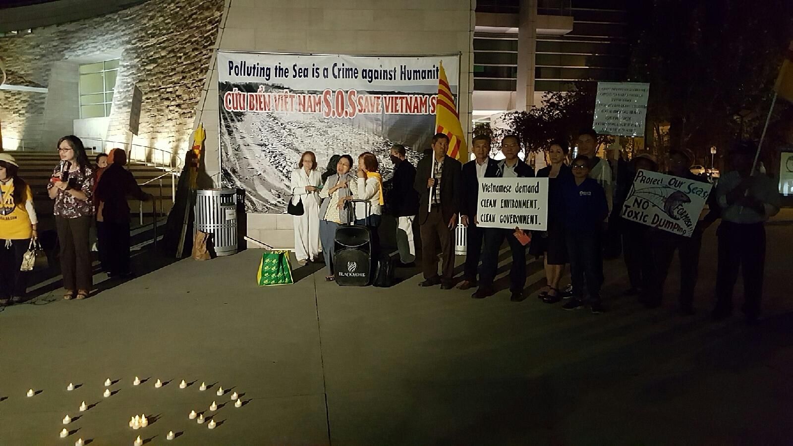 Đ/c Lê Trung Khương (bên trái cờ vàng) và các thành viên VNQDĐ tham gia tuần hành thắp nền tại San Jose ngày 8/10/2016