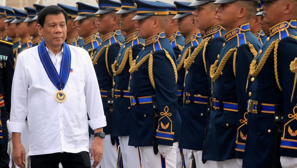 Rodrigo Duterte duyệt đội quân danh dự ở căn cứ không quân Pasay, Manila, Philippines, ngày 13/09/2016