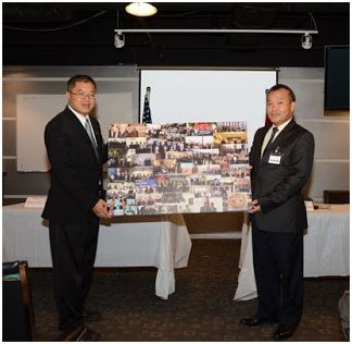 David Hồ (trái) Chủ tịch hội Doanh Nhân Việt-Mỹ tặng quà lưu niệm cho đoàn của Thứ trưởng CSVN Vũ Hồng Nam 