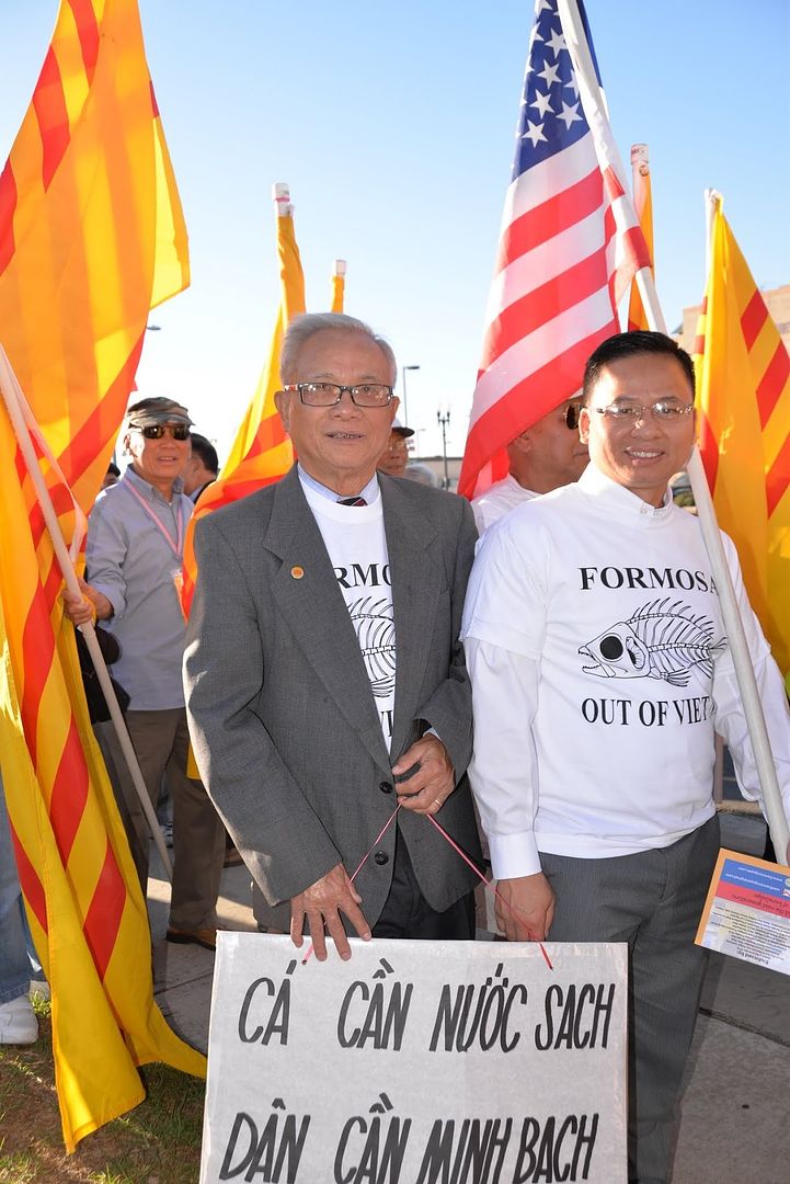 Ngài Vinh (phải) cùng đoàn biểu tình chống Formosa ngày 8/10