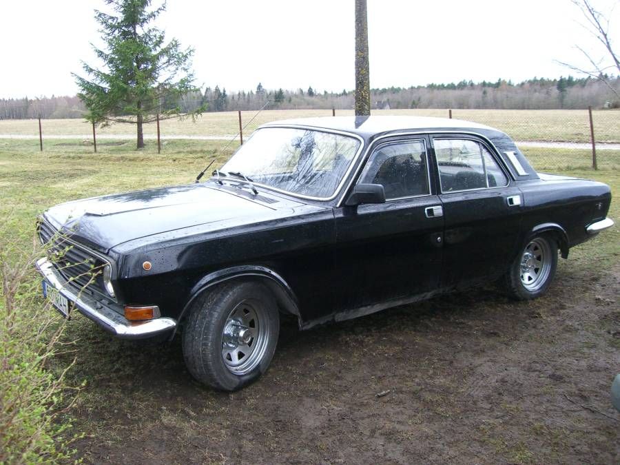 Xe Volga màu đen