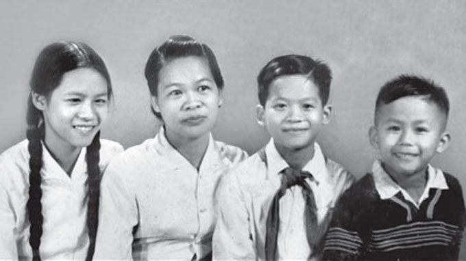 Bà Bảy Vân cùng ba người con (hình chụp 1964)